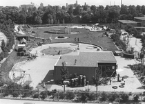 502945 Gezicht op de bouwspeelplaats aan de Van Bijnkershoeklaan te Utrecht.